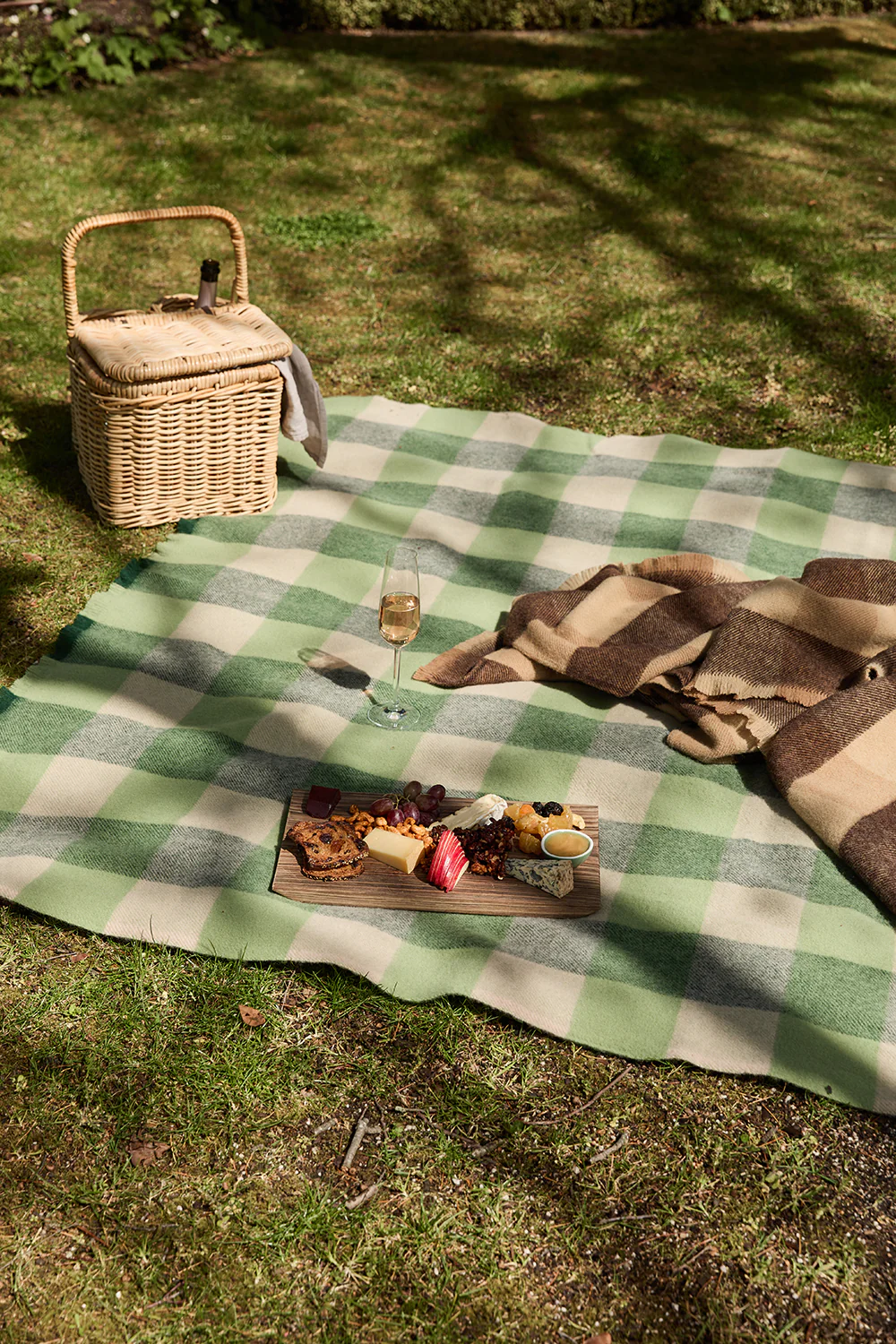 Traditional Check Picnic Rug in Acacia Green - Image 3